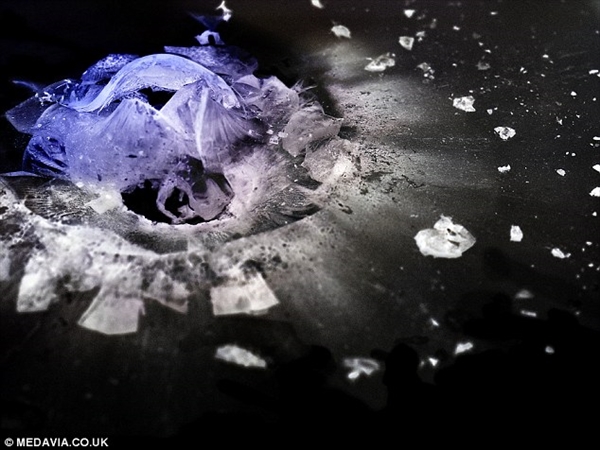 敢进来看看吗?子弹爆射树脂玻璃