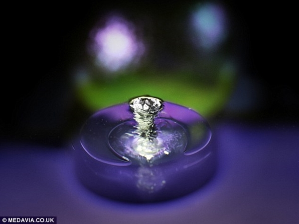 敢进来看看吗?子弹爆射树脂玻璃