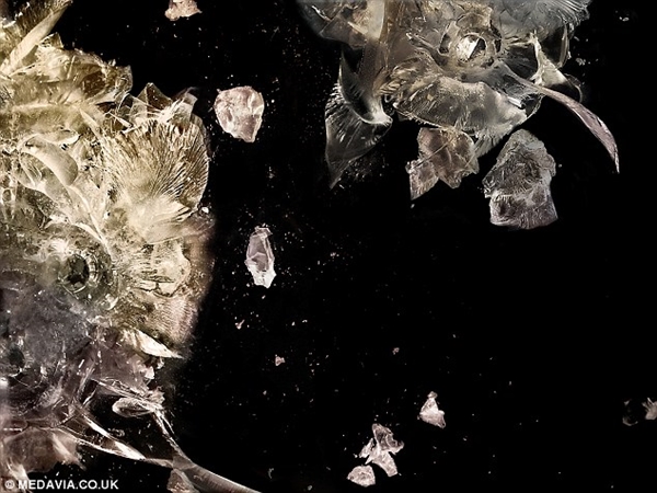 敢进来看看吗？子弹爆射树脂玻璃