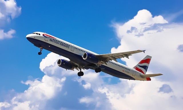 英国航空公司空客A321-231从乌克兰鲍里斯波尔机场起飞(图片来源:turbo83 / Shutterstock.com) 机身是飞机的主要结构,为机组人员、乘客、货物、配件及其他重要设备提供空间。 空气动力学决定了常规飞机机身的各舱室尺寸及布置。只有高度专业化的现代飞机,例如黑鸟SR-71(SR-71 Blackbird),与常规飞机明显不同的是其设计和所使用的材料。 在航空业发展的早期,原始机身由木头制成。20世纪20年代末30年代初,飞机制造商开始采用铝和钢铁制造更多的飞机。这些金属更加稳定