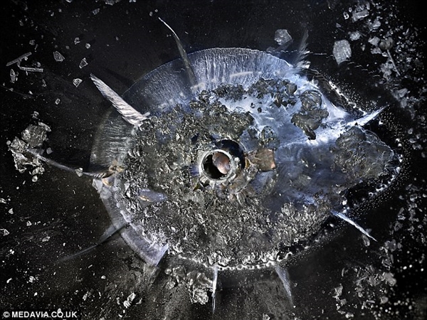 敢进来看看吗？子弹爆射树脂玻璃