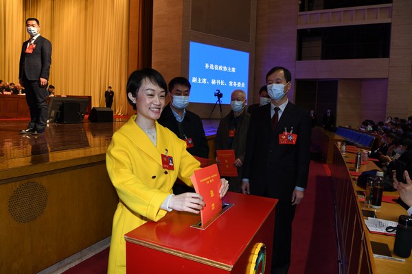 栾奕总裁参加中国人民政治协商会议第十二届山东省委员会第五次会议01